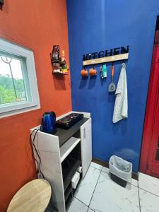 Mini Casa azul con generador electrico y parqueo