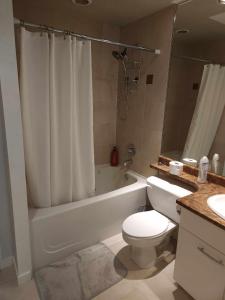 Vancouver Modern 2-Bedroom Retreat in the Heart of Downtown