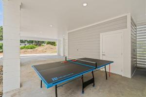 Hang Ten House- 2.5 Blocks to Beach- Pet Friendly