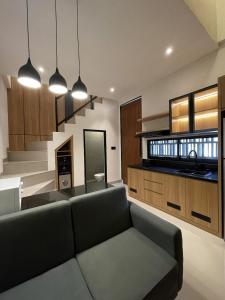 Modern Mezzanine Stay in Pura Demak - Lavender