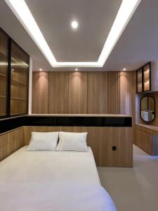 Modern Mezzanine Stay in Pura Demak - Lavender