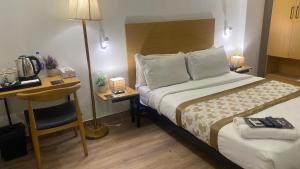 Saltstayz Express - Golf Course Road & DLF Phase-1