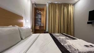 Saltstayz Express - Golf Course Road & DLF Phase-1