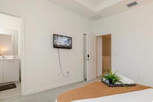 4BR Miami Home with Private Patio 10 Min Stadium