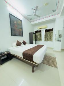 HOTEL DEVI VILAS 966o9o1oo6 10mtr From gangaur ghat Udaipur By SK