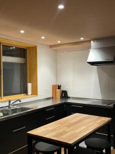 Satsuki Lodge Luxury Lodge Sleeps 14 Walk to Lifts