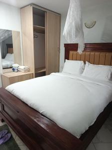 J & J Olosho Hotel
