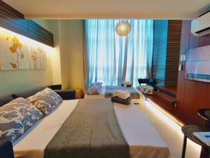 Club Ultima King Bed Loft Unit 100Mbps Wi-Fi -2507