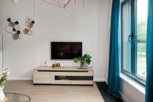 Grzybowska Designer Apartment by BookingHost