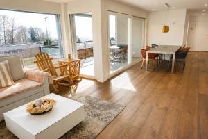 Swiss Horizon - Mythenblick - Modern 100m2 mit Alpenblick und Terrassen