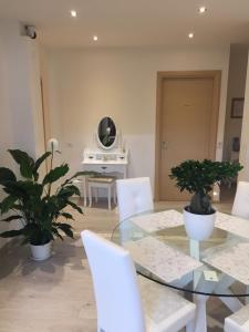 Double Room with Private Bathroom room in Home Meryem