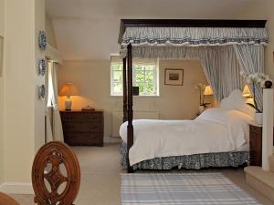 Three-Bedroom House room in Aintree Cottage