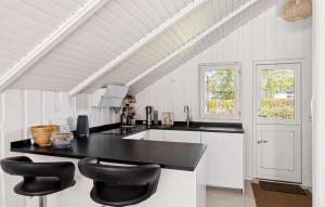 3 Bedroom Lovely Home In Dronningmølle