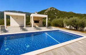 6 Bedroom Pet Friendly Apartment In Vrgorac