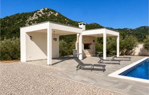 6 Bedroom Pet Friendly Apartment In Vrgorac