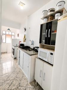 Apto ATÉ 5 PESSOAS, COM GARAGEM, PERTINHO DA PRAIA E FEIRINHA