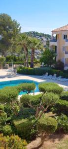Studio with a terrace and a pool in Les Issambres