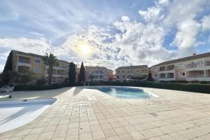 Studio with a terrace and a pool in Les Issambres
