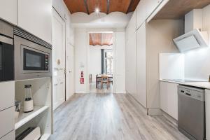 Elegant and Spacious Apartment Steps from Plaza Catalunya