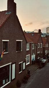 Villa Westerstraat, Cozy Beachside Getaway with Sauna, outside area and parking spot