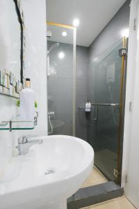 Spacious 2BR in High Street BGC! Pool & Netflix!