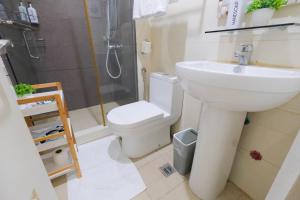 Spacious 2BR in High Street BGC! Pool & Netflix!