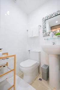 Spacious 2BR in High Street BGC! Pool & Netflix!