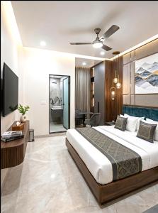 Hotel Neelam Palace in- 3 Minute From New Delhi Station And Connaught Place