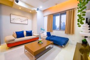 Spacious 2BR in High Street BGC! Pool & Netflix!