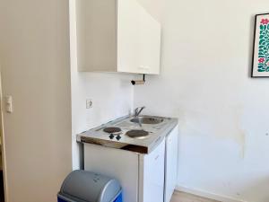 Cosy Apartment with Free Parking Near U1 Metro