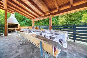 Greenwood Retreat With Hot Tub & Sauna - Happy Rentals