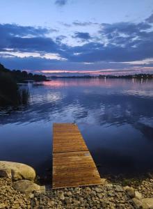 Piestātne Riverside Cabins with Sauna, Hot Tub & Private Pier