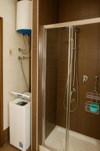 Large Apartment with Terrace,Sleeps 6 - 200 m from the Sea