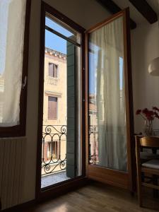 Alessandras Cozy Venice- Quiet Double Room & Private Bathroom with sharing kitchen