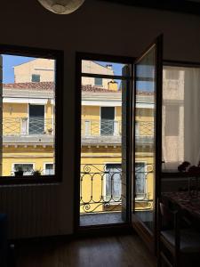 Alessandras Cozy Venice- Quiet Double Room & Private Bathroom with sharing kitchen