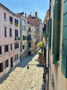 Alessandras Cozy Venice- Quiet Double Room & Private Bathroom with sharing kitchen