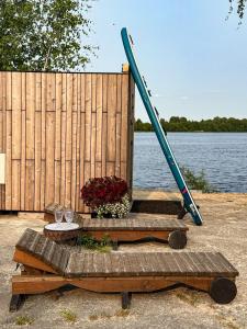 Piestātne Riverside Cabins with Sauna, Hot Tub & Private Pier
