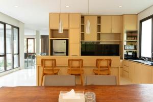 Ohara City View Villa 5 Bedrooms With a Private Heated Swimming Pool and a Movie Room and a Billiard Table