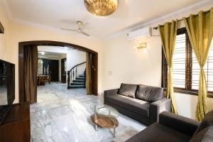 Mayfield Manor by RedOlive4BHK30min Airport