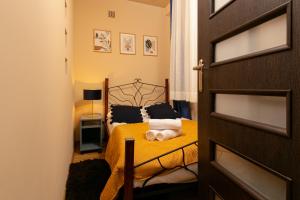 Wola Apartment with Balcony & close to Metro by Noclegi Renters