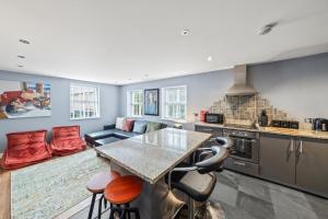 2BR Apartment in Buxton with Courtyard View, Hosted by Eason Stays