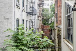 Blueground SoHo view nr Washington Square NYC-2235