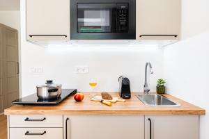 Prague Days - Studio Apartment with 1Gb WiFi & Elevator in Top Location