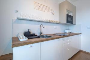 Central - Balcony - Modern City Stay