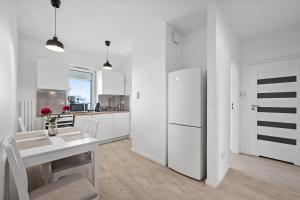 Północna White Elegance Apartment by BookingHost