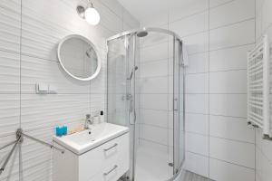 Północna White Elegance Apartment by BookingHost