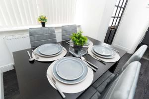 Modern 2 Bed House - Sleeps 6 - Near Leeds Centre