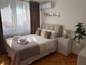 Golden Apartment