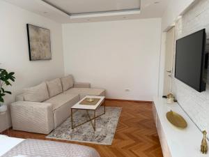 Golden Apartment