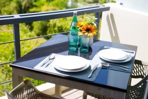Stylish 1-Bedroom Apartment with Living Room & Garden View